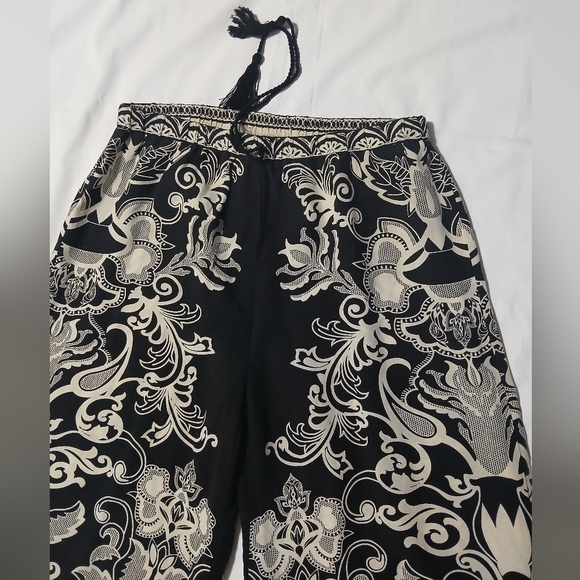 Women's Black and White Paisley Wide-Leg Pants - Picture 7 of 14